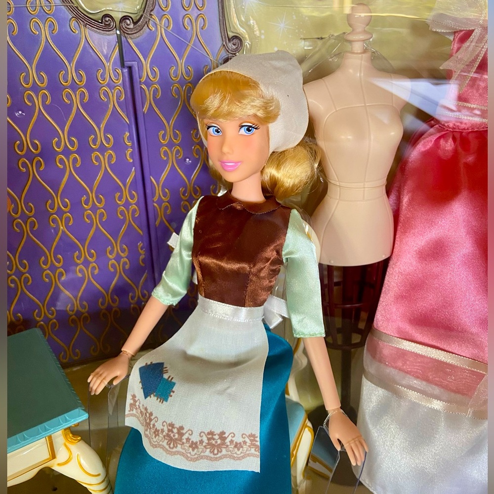 Disney Princess Cinderella Classic Doll Vanity Playset